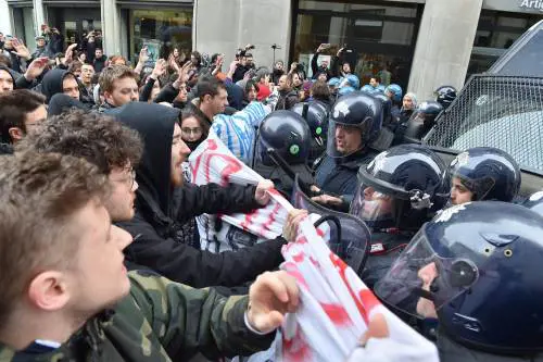 Scontri tra studenti e forze dell'ordine in Statale 