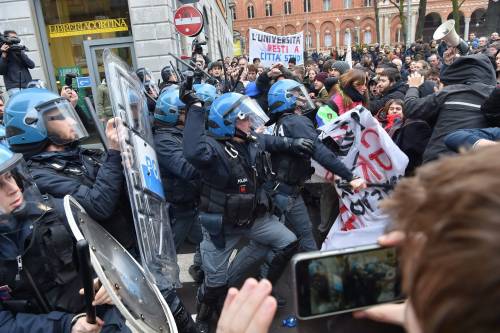 Milano, trasferimento Università Statale: scontri tra studenti e polizia 