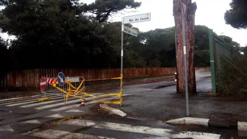 Roma paralizzata dalle buche, vigili a "guardia" delle voragini