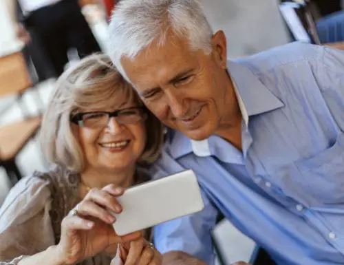 Il selfie spopola tra gli over 55. Fanno più foto degli adolescenti
