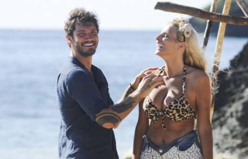 Isola, clamorosa gaffe di De Martino: "Provo a ipnotizzare Francesca. Con le galline riesco"