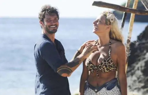 Isola, clamorosa gaffe di De Martino: "Provo a ipnotizzare Francesca. Con le galline riesco"
