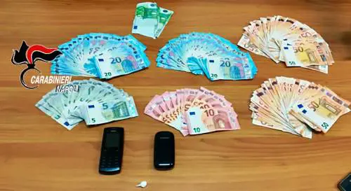 Scoperto a spacciare: in tasca aveva 7mila euro in contanti