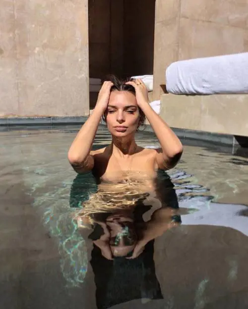 Emily Ratajkowski, topless nel deserto: scatti hot