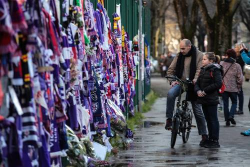 Tifosi, compagni di squadra e dirigenti della Fiorentina: tutti in fila per salutare Astori