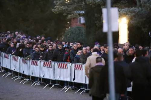 L'applauso per giocatori viola  all'arrivo ai funerali di Astori