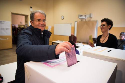 Prodi: "Voto alle primarie Pd per salvare la democrazia italiana"
