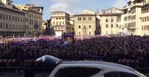 Astori, un lungo silenzio all'arrivo del feretro