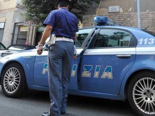  Napoli, aggredisce passanti e assalta i poliziotti nei pressi della stazione centrale: arrestato nigeriano