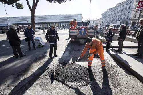 Roma in tilt per le buche, la Procura apre un'inchiesta