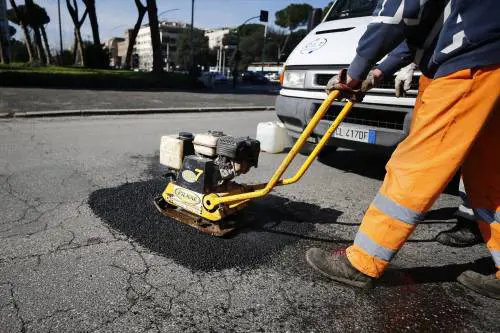 Motociclista cade per la buca Polemica sulla manutenzione