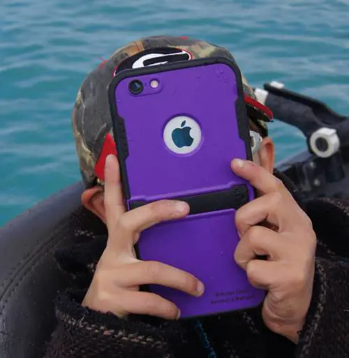 Bimbo gioca con l'iPhone della mamma, lo blocca per 47 anni