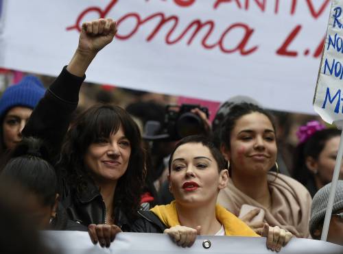 Asia Argento alla marcia delle donne: "Giornalisti, vergognatevi"