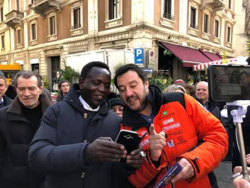 "Matteo numero uno, grazie a te". Al mercato fa il pieno di abbracci