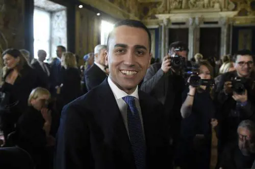 La condizione a Di Maio: sedersi al tavolo con il Cav