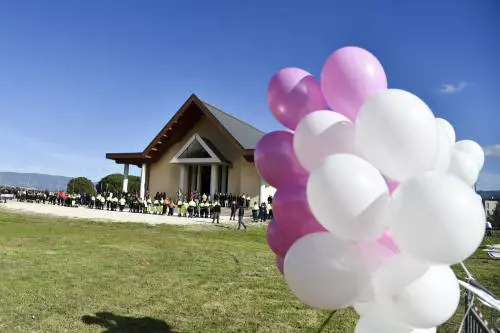 A Latina i funerali di Alessia e Martina, le bimbe uccise dal padre. Contestato il parrocco