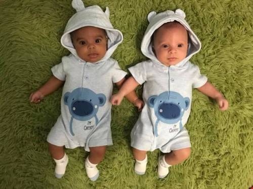 Australia, uno bianco e lʼaltro nero: ecco i gemelli Lucas e Levi