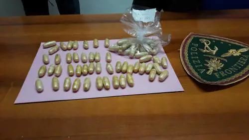 Liguria, preso ghanese: tre giorni per espellere 69 ovuli con la cocaina