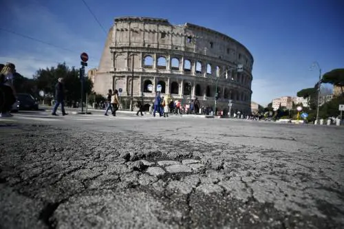 Buche, il piano del Comune non convince: "Da Raggi solo rattoppi"