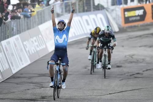 Landa sul tetto della Tirreno con dedica all'amico Scarponi