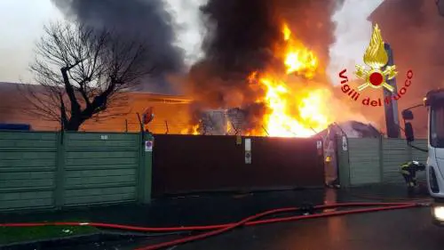 Esplosione alle porte di Milano: maxi rogo in una cartiera a Cologno Monzese