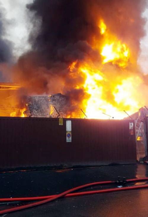 Cologno, incendio in cartiera. Nel 2018 tre roghi al mese