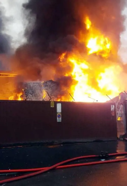 Cologno, incendio in cartiera. Nel 2018 tre roghi al mese