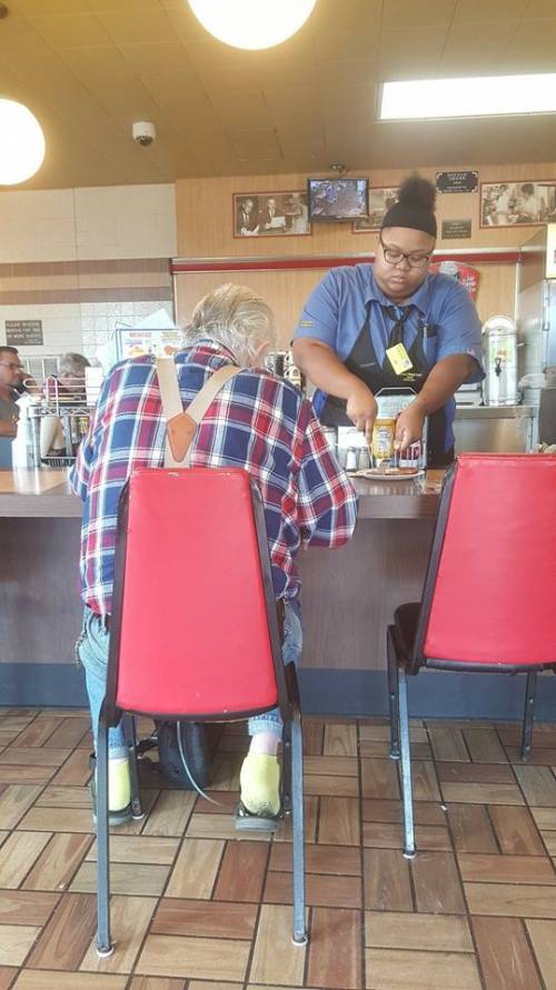 Usa, cameriera taglia il cibo a un anziano: premiata con un assegno per l'università