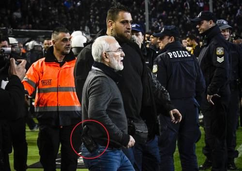 Grecia, calcio e follia. Presidente Paok Salonicco va in campo con la pistola