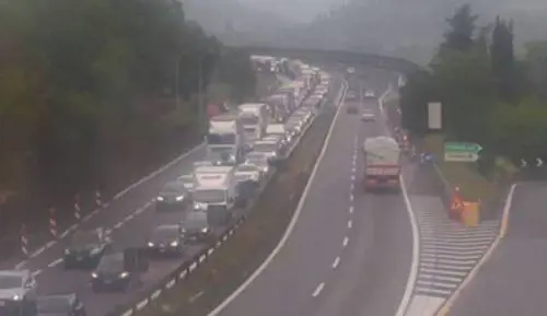 Firenze, cade masso in A1: un conducente rimane lievemente ferito