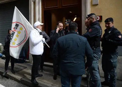 Lucci diventa grillino e chiede aiuto ai dem: "Datece 'na mano a governà"