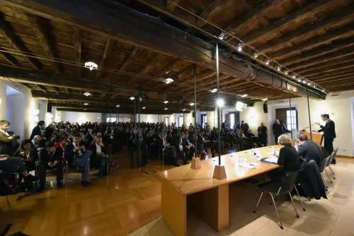 Martina parla alla direziona nazionale del Pd (ma i presenti messaggiano)