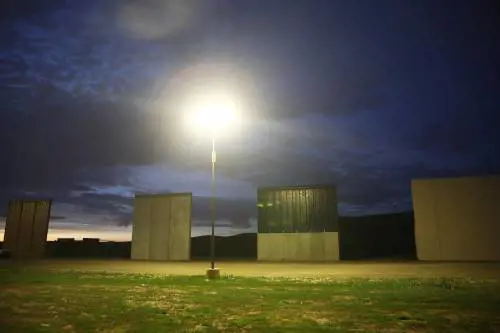 I prototipi del muro anti migranti con il Messico