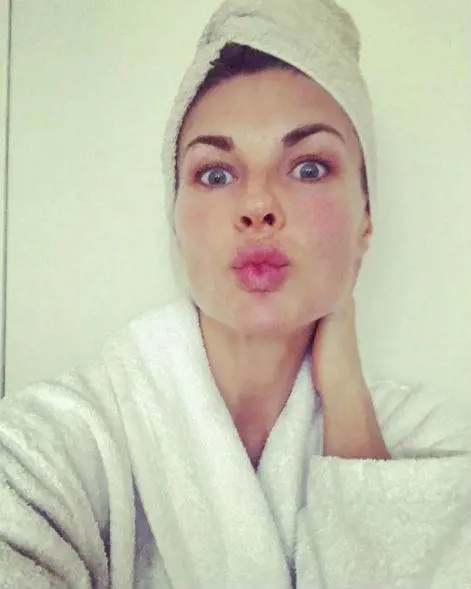 Martina Colombari, risveglio senza trucco sui social