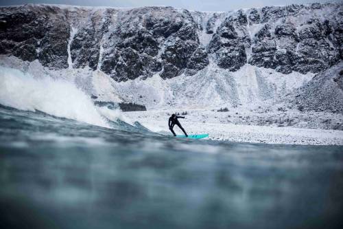 Norvegia, il surf ai confini del circolo polare artico