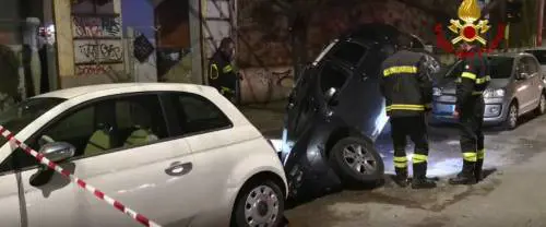 Roma in tilt per le buche. Un'auto finisce in una voragine