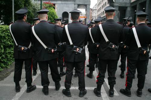Il Times insulta i poliziotti italiani: "Parrucchieri idioti e pettegoli"