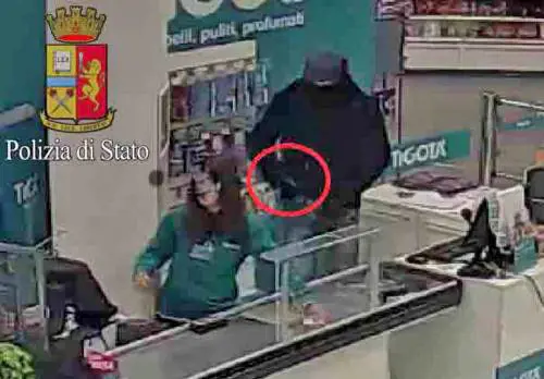 Milano, preso il rapinatore dalle mani grandi