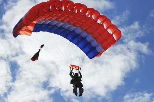Paracadutista spericolato si appende alle ali dell’aereo
