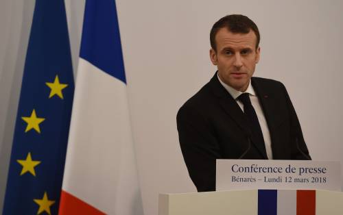 Macron e la linea della fermezza  Dopo il suo discorso scatta l'assalto