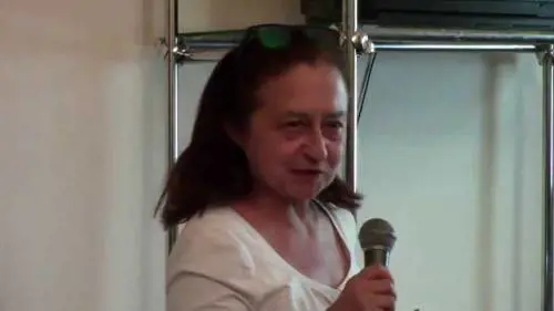 Roma, se grillina cade nella buca e chiede i danni al Comune