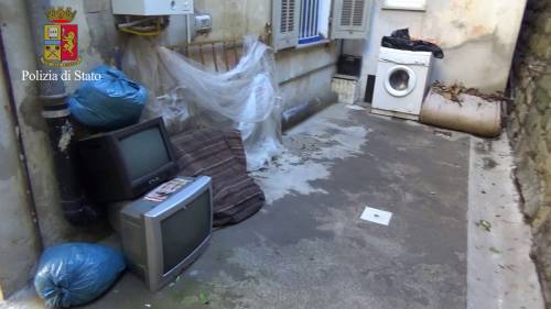 Segregava e teneva madre in casa al guinzaglio