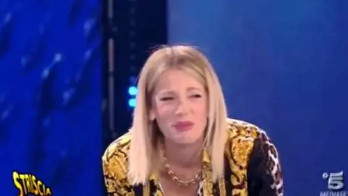 Isola dei Famosi, Striscia scherza sulla Marcuzzi: "Prima della diretta aveva bevuto"