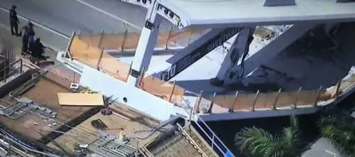 Miami, crolla ponte pedonale sulle auto