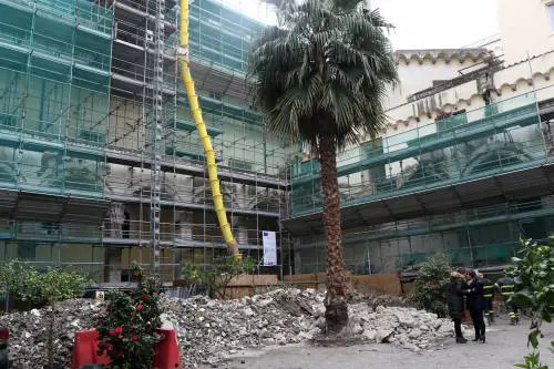 Crolla un ex monastero a Napoli, operai sotto le macerie: tutti salvati
