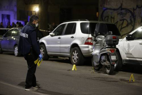 Roma, spari a posto di blocco: carabiniere ferisce due passanti