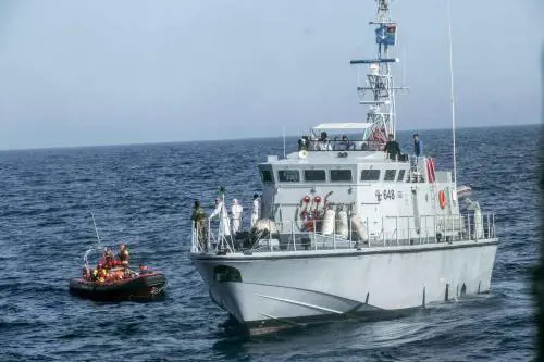 Migranti, l'accusa contro l'Ong: "Il loro scopo è portarli in Italia"