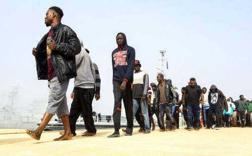 Ecco il "manuale" per i migranti: "Insegno come tornare in Africa"