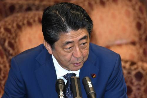 Quell'ondata di scandali che può travolgere Abe