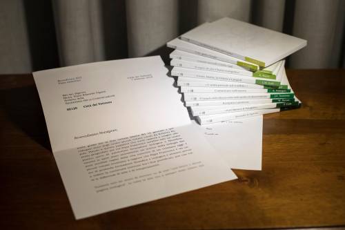 Ora il Vaticano si difende: "La lettera di Ratzinger? Soltanto riservatezza..."
